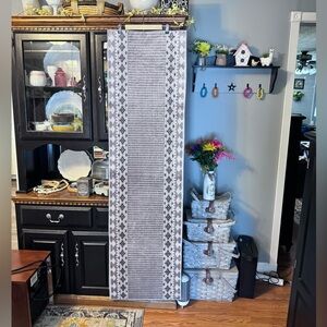 Floor Runner NEW. Color is‎ shades of Gray and White.